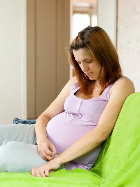 Femme enceinte sur le canapé — Photo