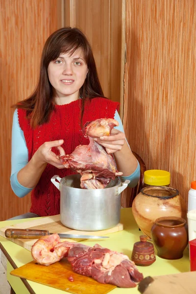 Mulher com carne crua — Fotografia de Stock