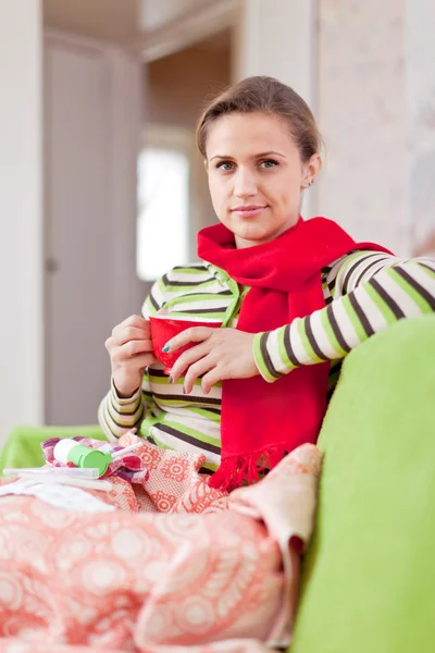 Enfermedad mujer beber té caliente — Foto de Stock