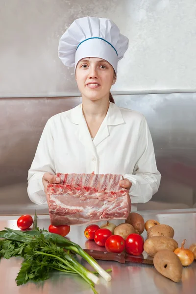 Femme cuisinière avec viande crue — Photo