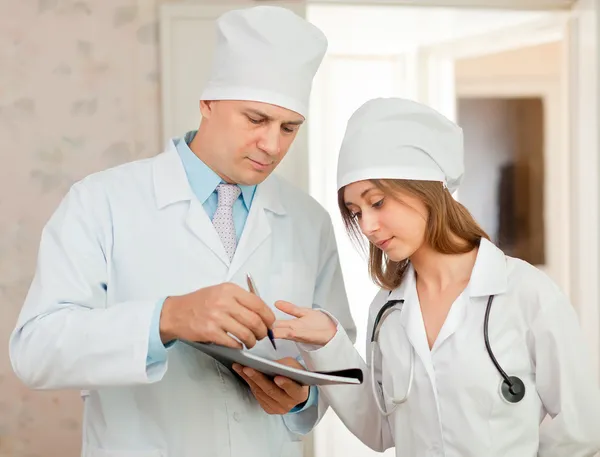 Médico y enfermera en el interior del hospital — Foto de Stock