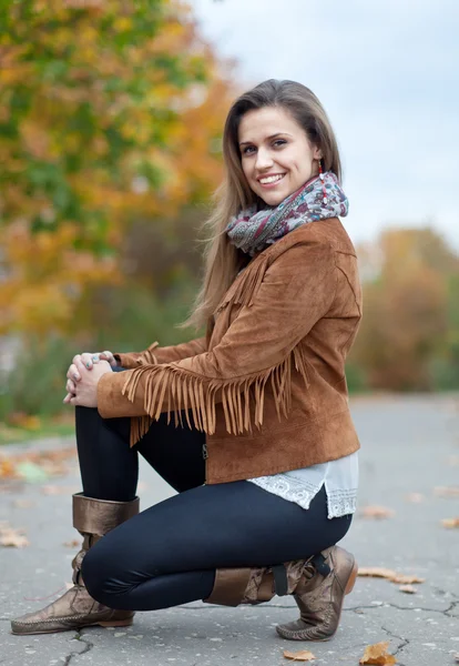 Vrouw in herfst park — Stockfoto