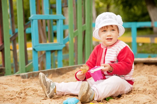 Niño de dos años jugando con arena — Foto de Stock