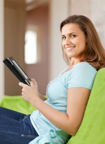 Woman reads e-book in home — Stock Photo, Image