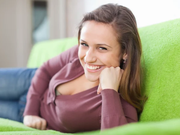 Szczęśliwa kobieta na kanapie — Zdjęcie stockowe