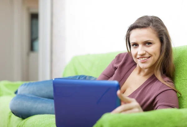 Mulher com laptop no sofá — Fotografia de Stock