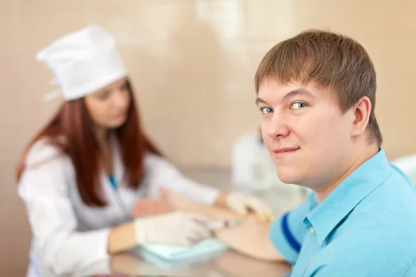 Nurse prepares to make an intravenous injection — Stock Photo, Image