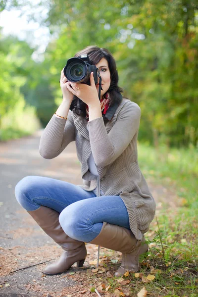 Fotograf pořizuje fotografie venkovní — Stock fotografie