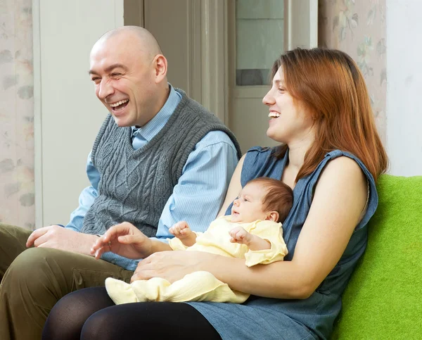 Parents heureux avec nouveau-né à la maison — Photo