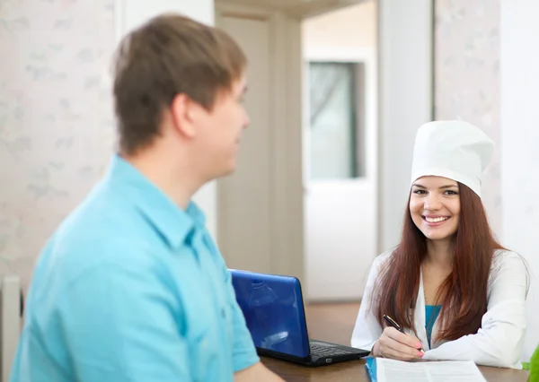 Doctor of prescribes to patient the medication — Stock Photo, Image