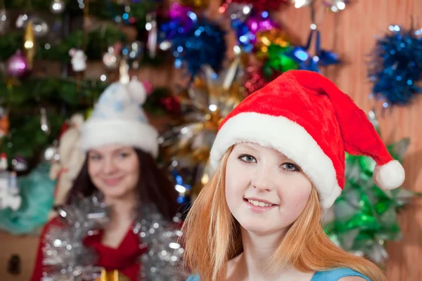 Unga kvinnor firar jul — Stockfoto
