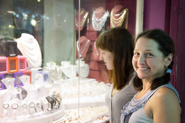 Mulheres que procuram balcão de jóias — Fotografia de Stock