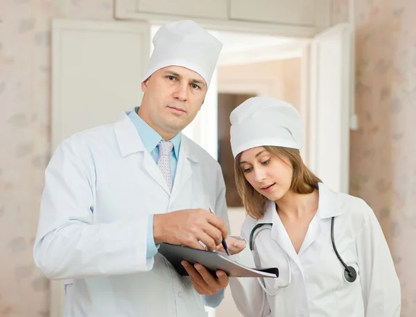 Arzt und Krankenschwester im Krankenhaus — Stockfoto