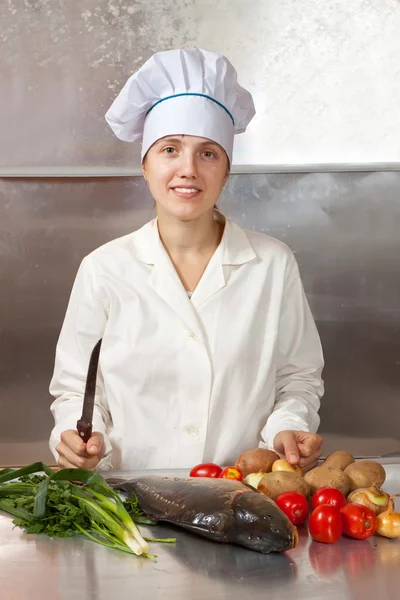 Vrouw met karper vis koken — Stockfoto