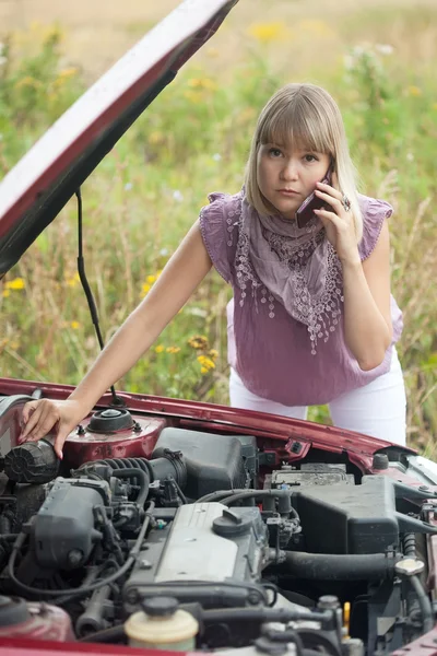 Žena poblíž její rozbité auto — Stock fotografie