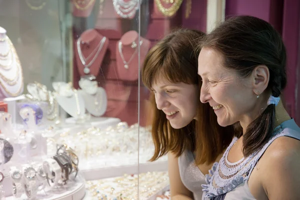 Frauen entscheiden sich für Schmuck — Stockfoto