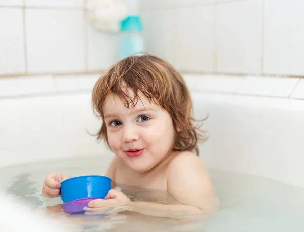 Baby bathes in bath — Stock Photo, Image