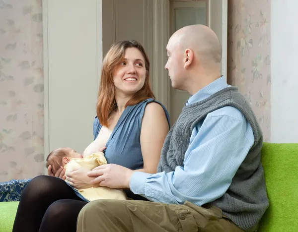 Gelukkige ouders met pasgeboren baby — Stockfoto