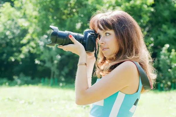 Beautiful photographer takes photo — Stock Photo, Image