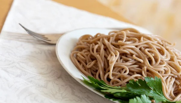 Spaghetti di grano saraceno in piatto — Foto Stock