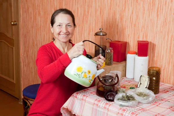 Mogen kvinna brygger örter — Stockfoto