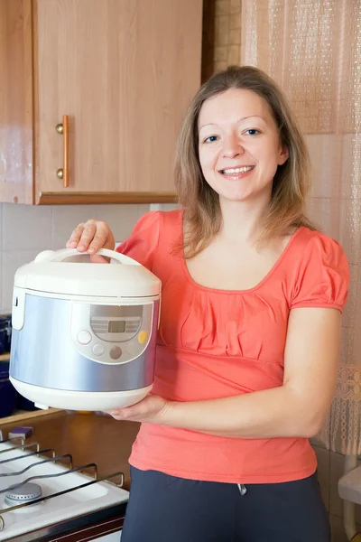 Mujer sonriente con cocina lenta — Foto de Stock