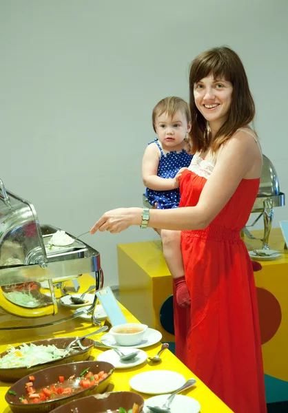 Moeder met kind in hotel buffet — Stockfoto