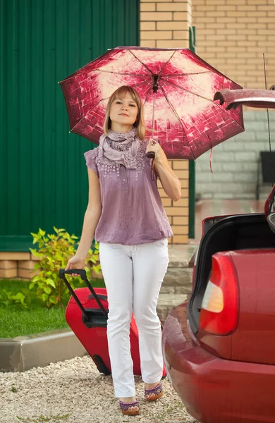 Vrouw met bagage Ga naar auto — Stockfoto