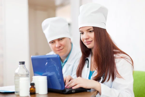 Médicos en clínica interior — Foto de Stock