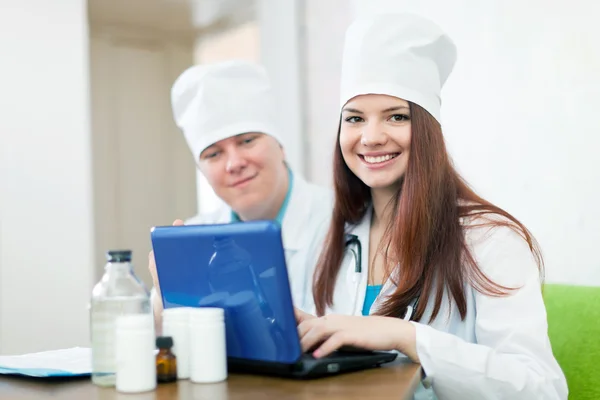 Medici con laptop in clinica — Foto Stock