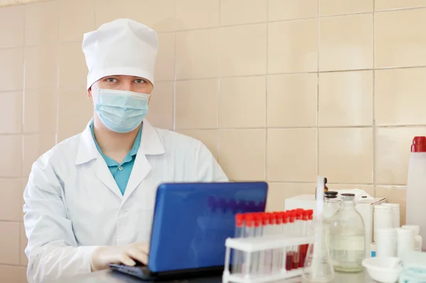 Clinician in laboratory — Stock Photo, Image