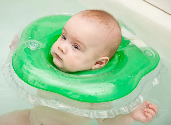 Babyschwimmen mit Nackenschwimmring — Stockfoto