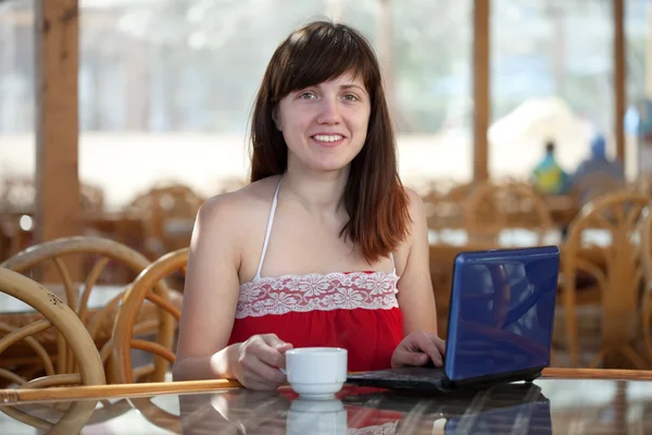 Mulher com laptop no café resort — Fotografia de Stock