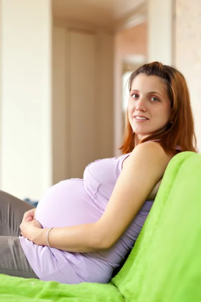 Hamile kadının ev içinde — Stok fotoğraf