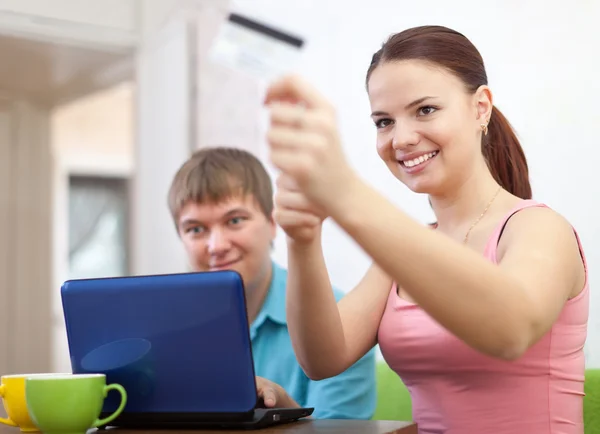 Couple doing shopping in internet with credit card — Stock Photo, Image