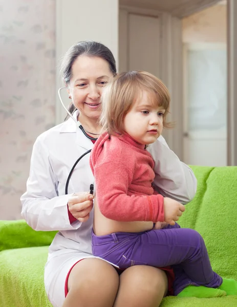 Médico examinando bebê com estetoscópio — Fotografia de Stock