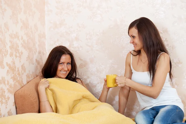 Femme donne tasse à malaise fille — Photo