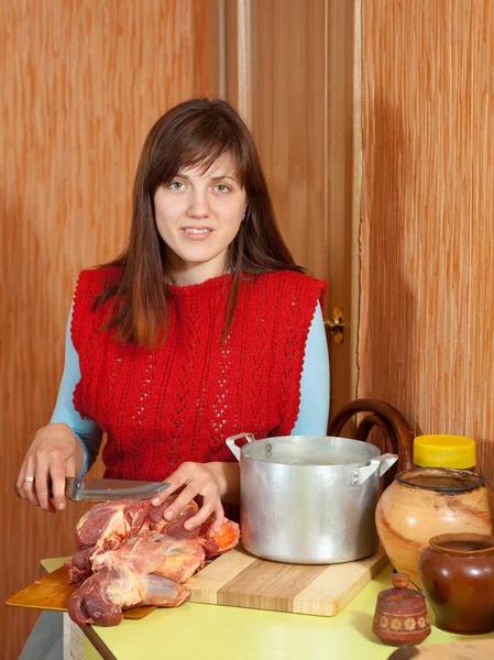 Mujer cocinando carne — Foto de Stock