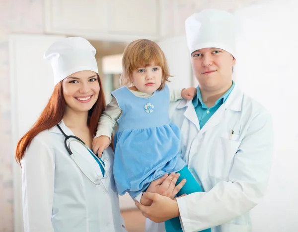 Artsen met een meisje van de baby in de kliniek — Stockfoto