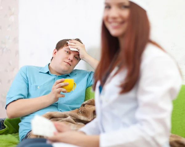 Médico examinando al paciente — Foto de Stock