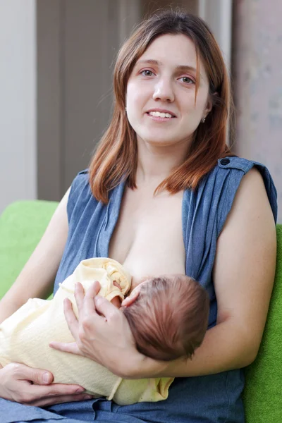 Mamma bröst utfodring baby — Stockfoto