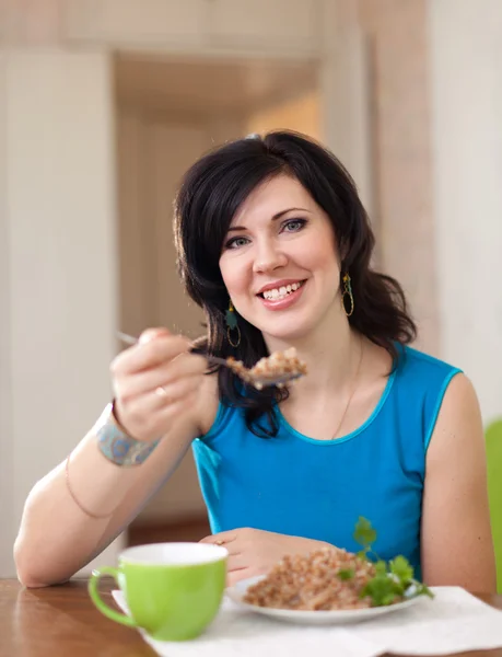 Vrouw eten van boekweit PAP Stockafbeelding