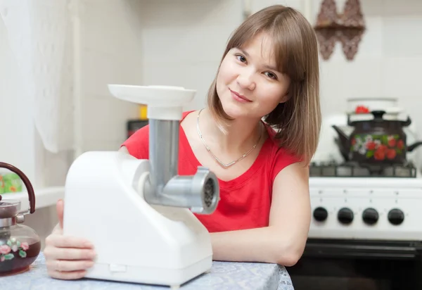 Femme avec hachoir électrique — Photo