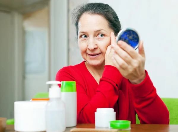 Volwassen vrouw staart op gezicht — Stockfoto