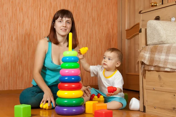 Mother and baby plays with toys — Stock Photo, Image