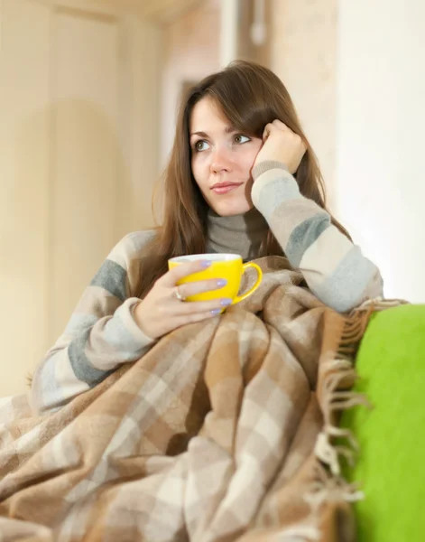 Vrouw met gele kop — Stockfoto