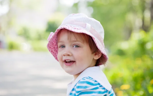 Zweijähriges Mädchen im Sommer — Stockfoto