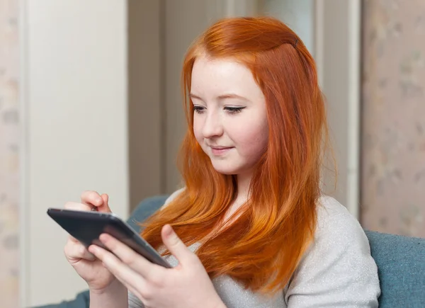 Young girl uses tablet computer — Stock Photo, Image