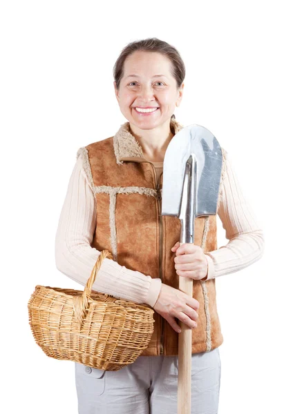 Зрелая женщина с лопатой и корзинкой — стоковое фото