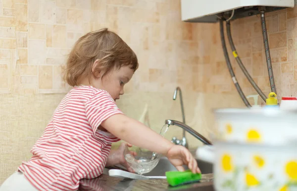 Bebê menina lavar pratos — Fotografia de Stock